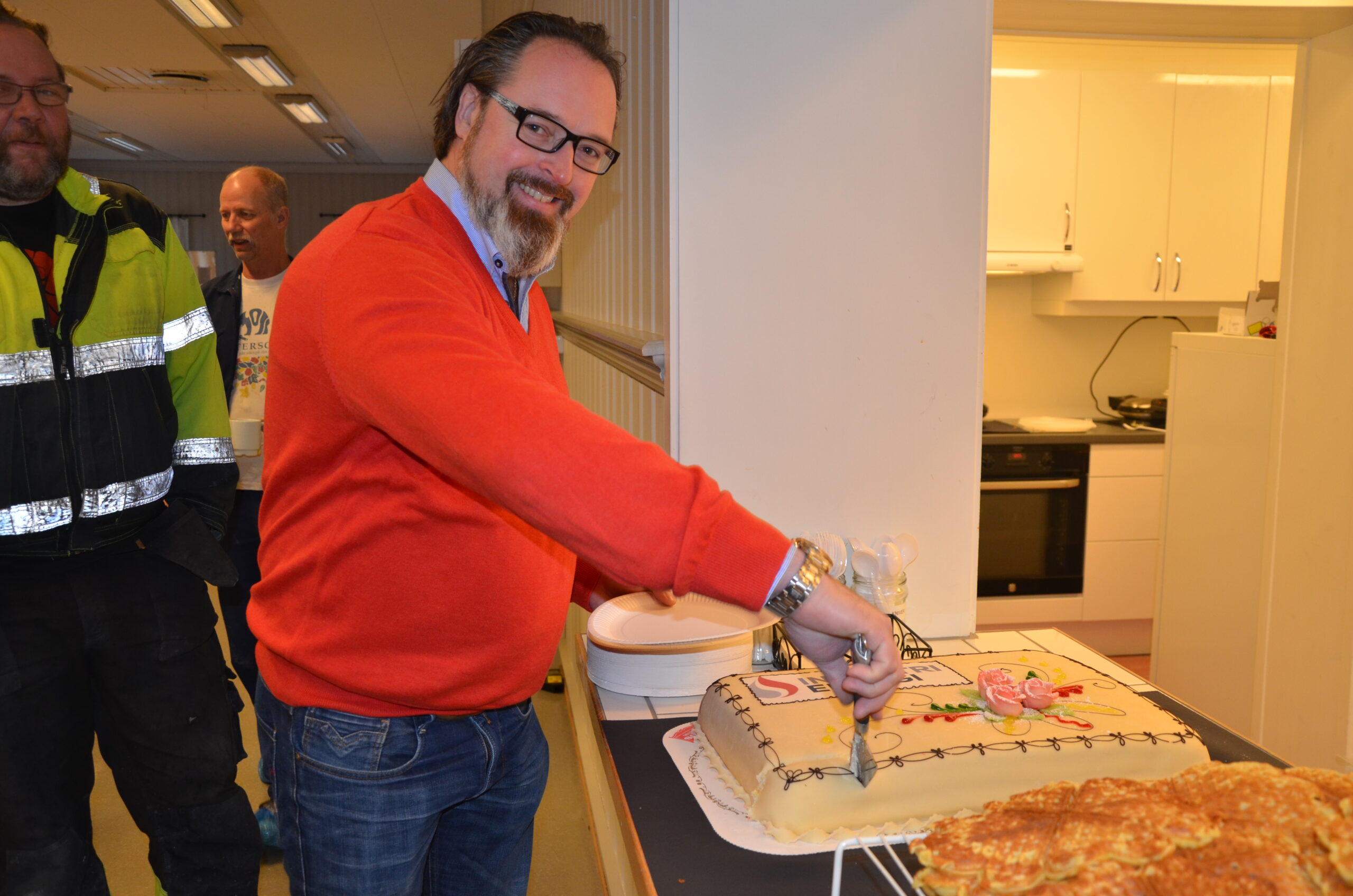 Hovedtillitsvalgt Per Øistein Kivijärvi og Kronos Titan feiret med kake da fabrikken rundet 100 år i 2016. Foto: Industri Energi.
