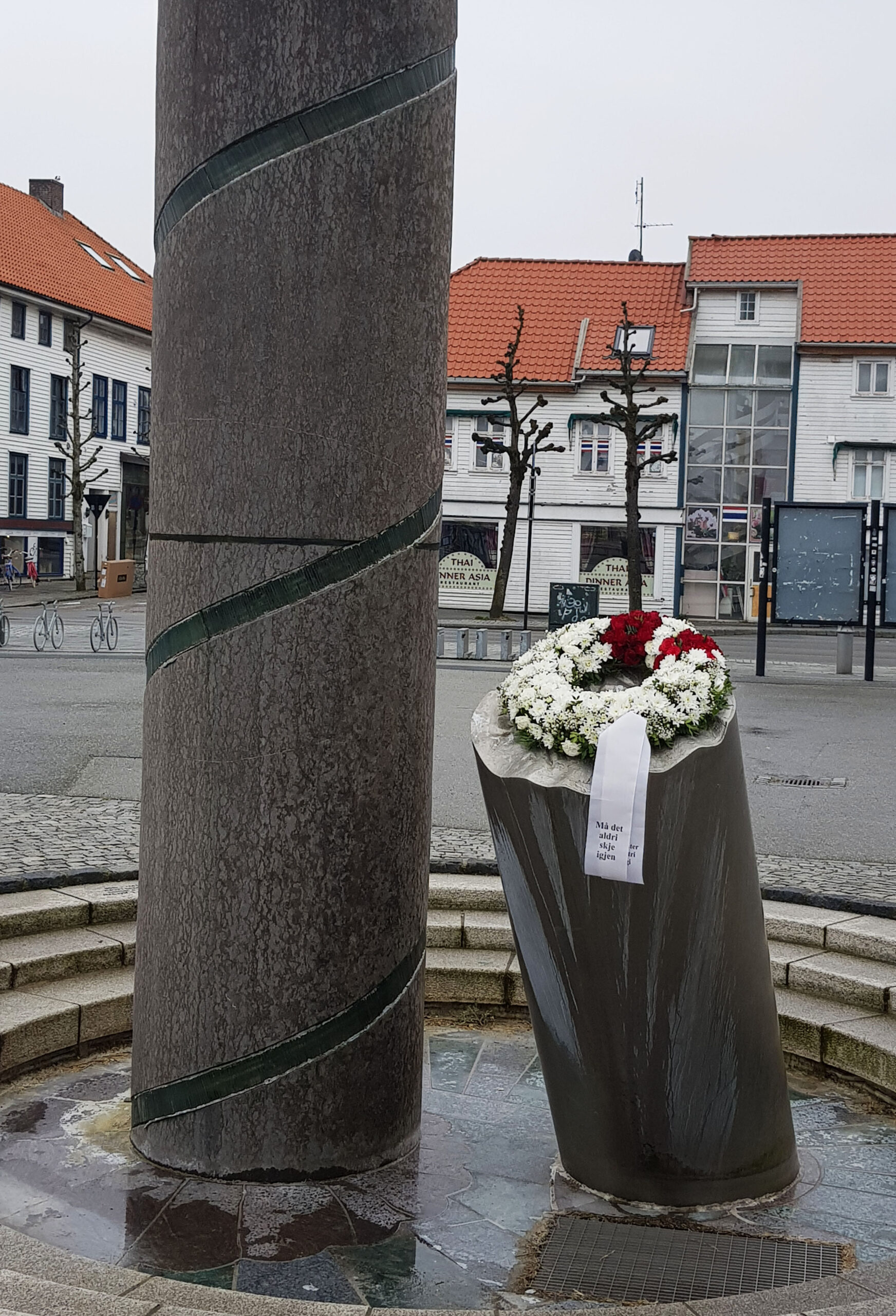 Forbundet la i dag ned krans til minne om Alexander Kielland-ulykken for førti år siden. Foto: Atle Espen Helgesen