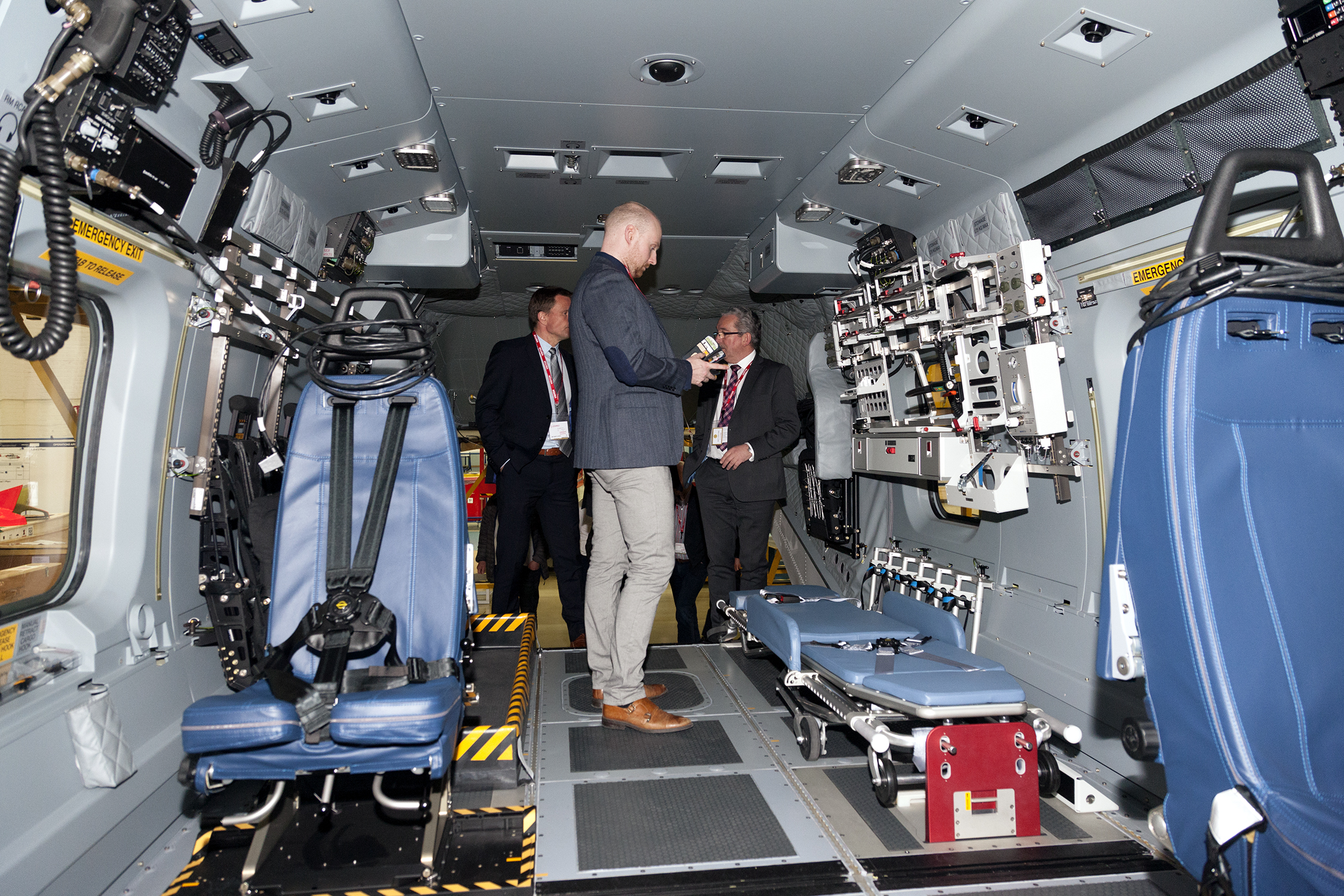 Tom Stian Beitland fra NHF ser nærmere på de medisinske fasilitetene om bord i en norsk Aw101. Foto: Leonardo Helicopters