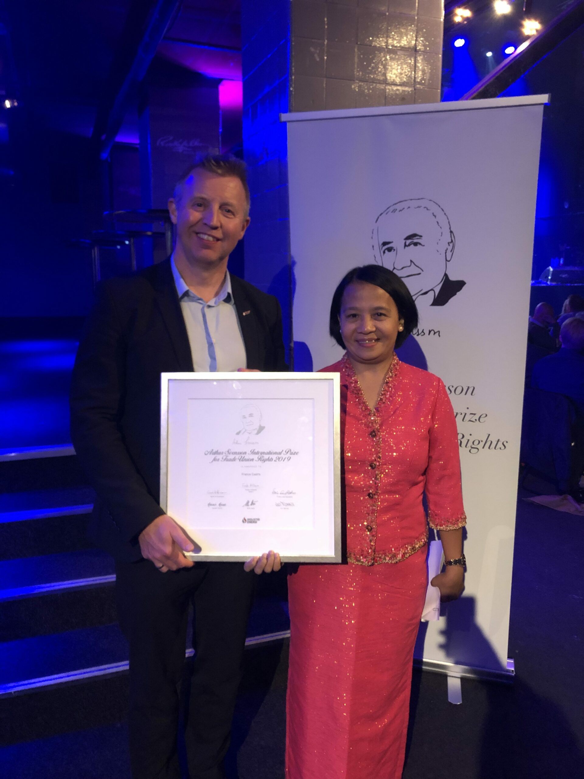 Forbundsleder Frode Alfheim i Industri Energi deler ut prisen til den filippinske fagforeningslederen France Castro i 2019.