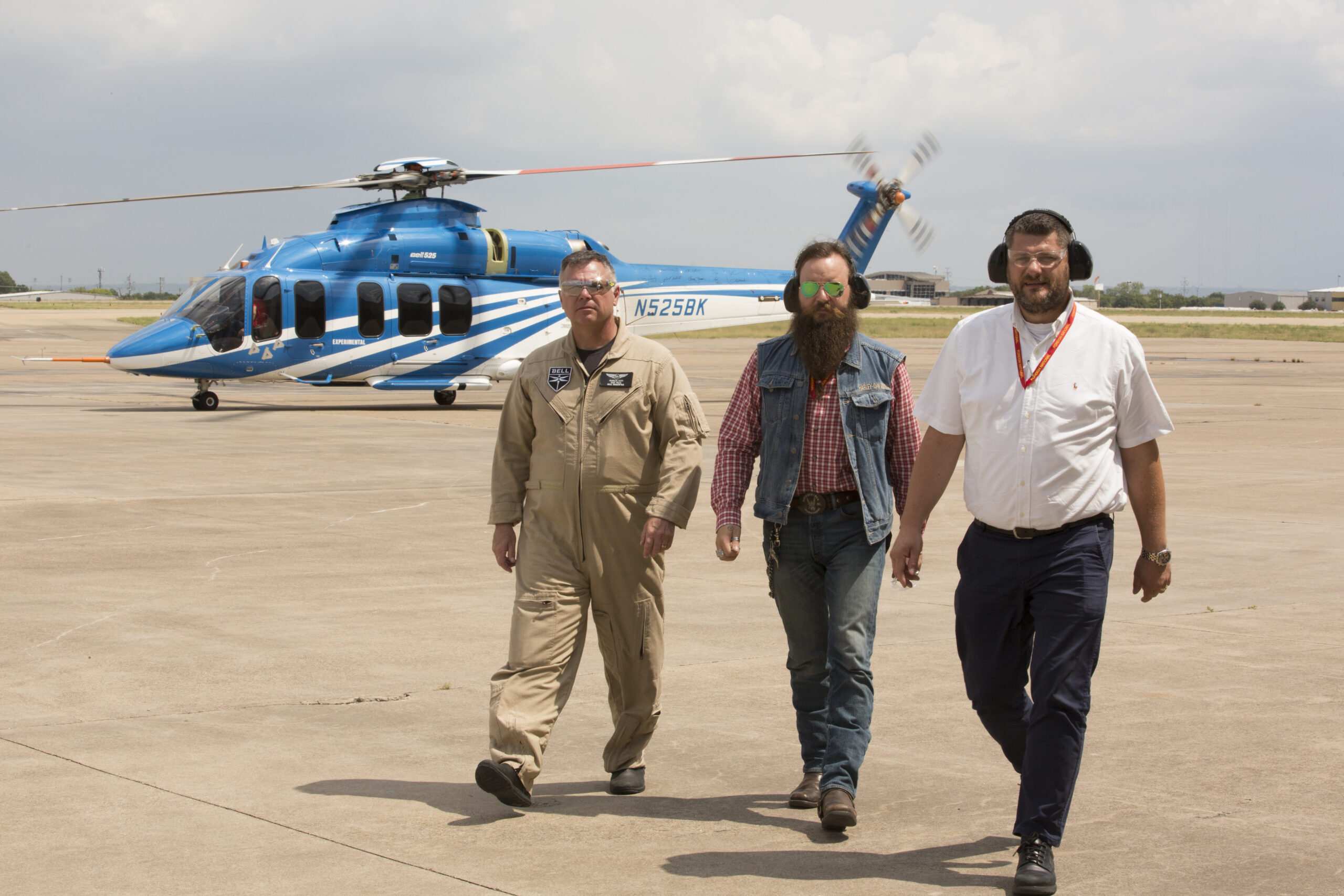 The head of the Helicopter Committee Henrik Fjeldsbø (in the middle) and Torstein Sandven (to the right) participated in Bell 525’s first flight during their visit to Texas. Photo: Bell