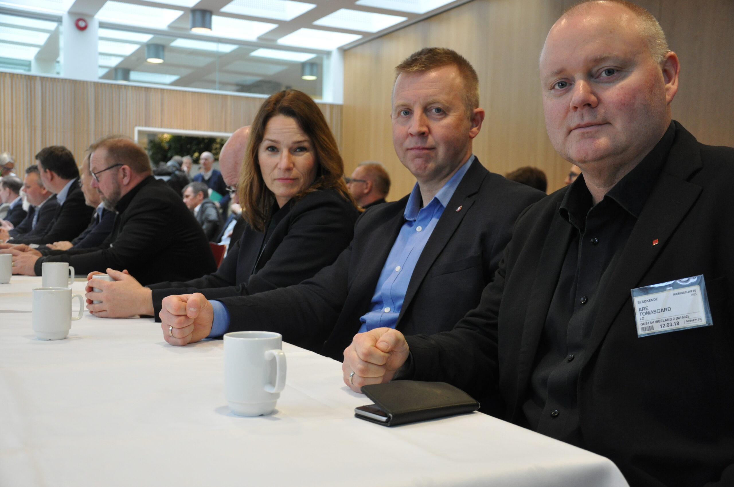 Fra venstre: HK-leder Trine Lise Sundnes, Industri Energi-leder Frode Alfheim og LO-sekretær Are Tomasgard. Her fotografert da kravene ble overlevert til NHO den 12. mars.