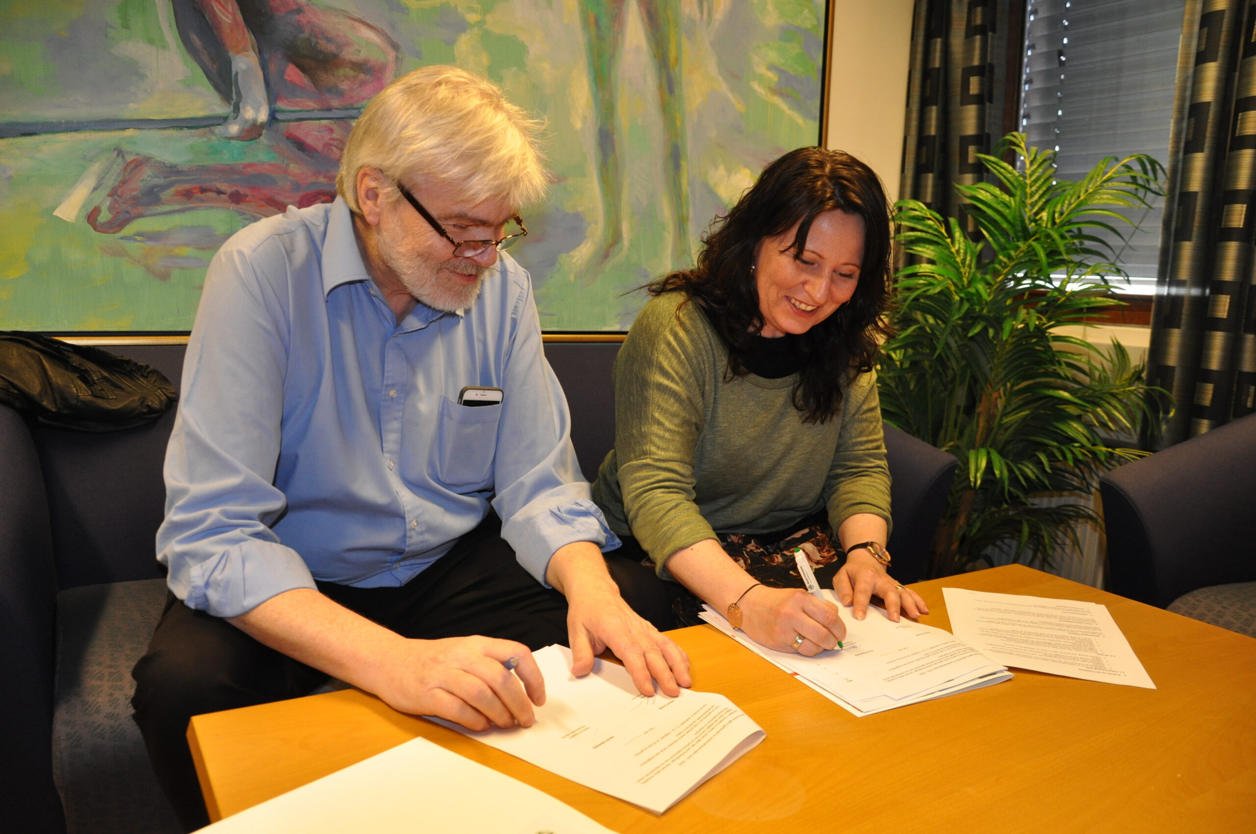 Kathrine Raadim, Enhetsleder utland i Norsk Folkehjelp og forbundsleder Leif Sande signerer ny samarbeidsavtale.