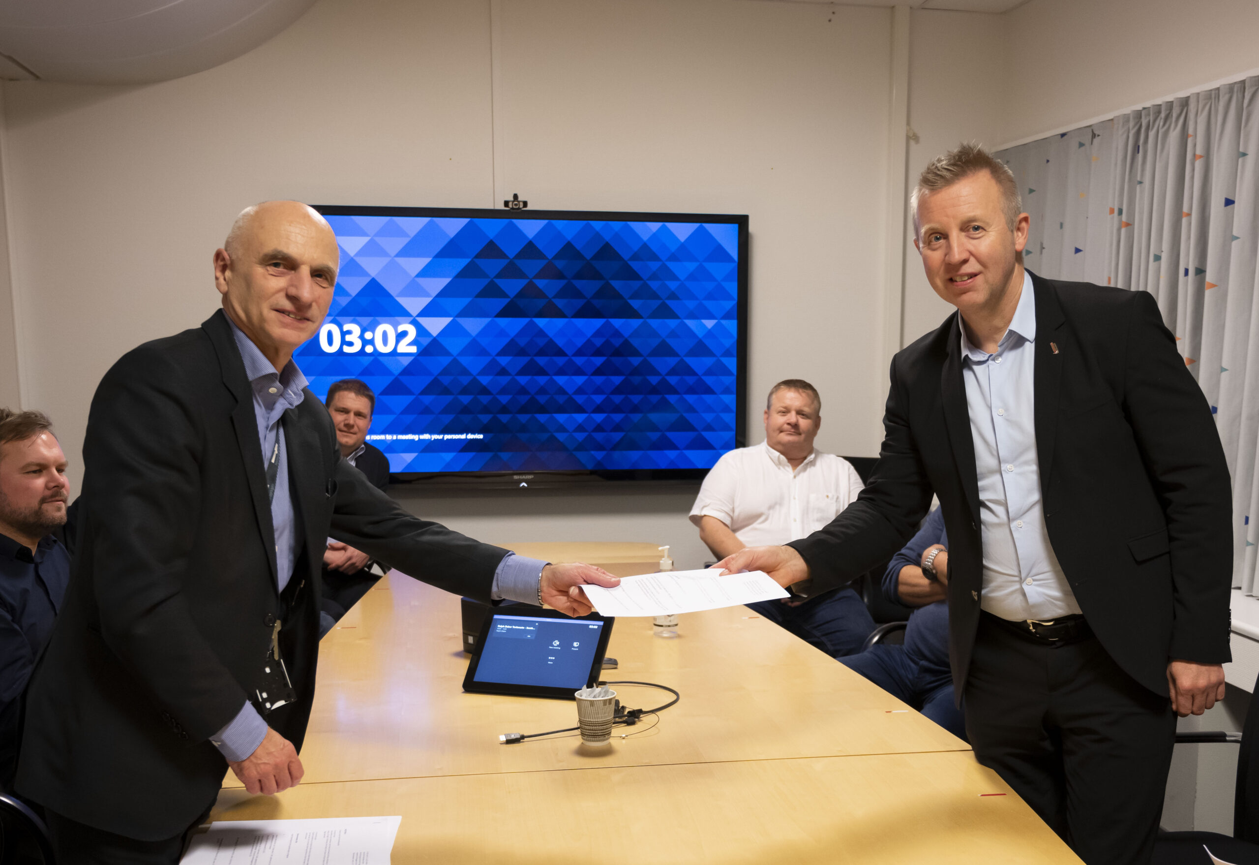 Frode Alfheim (th) i Industri Energi og Jan Hodneland (NOG) signerte OSA-protokollen kl 03 natt til torsdag 22. oktober . Foto: Atle Espen Helgesen