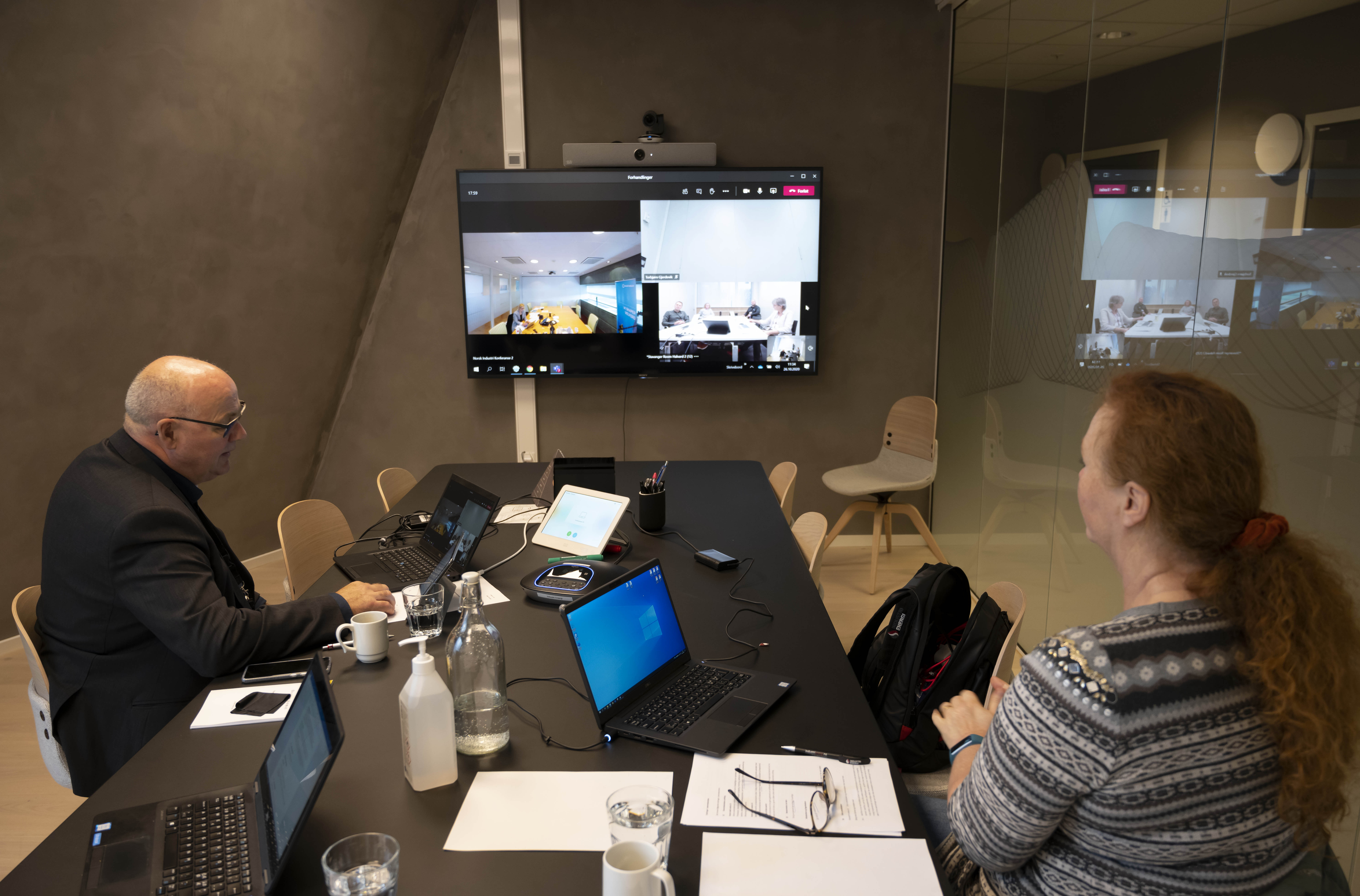 Forhandlingene på Laerdal-overenskomsten foregår som videokonferanse, der Asle Reime (tv) og Nina Helland sitter i forbundets lokaler i Stavanger. Foto: Atle Espen Helgesen
