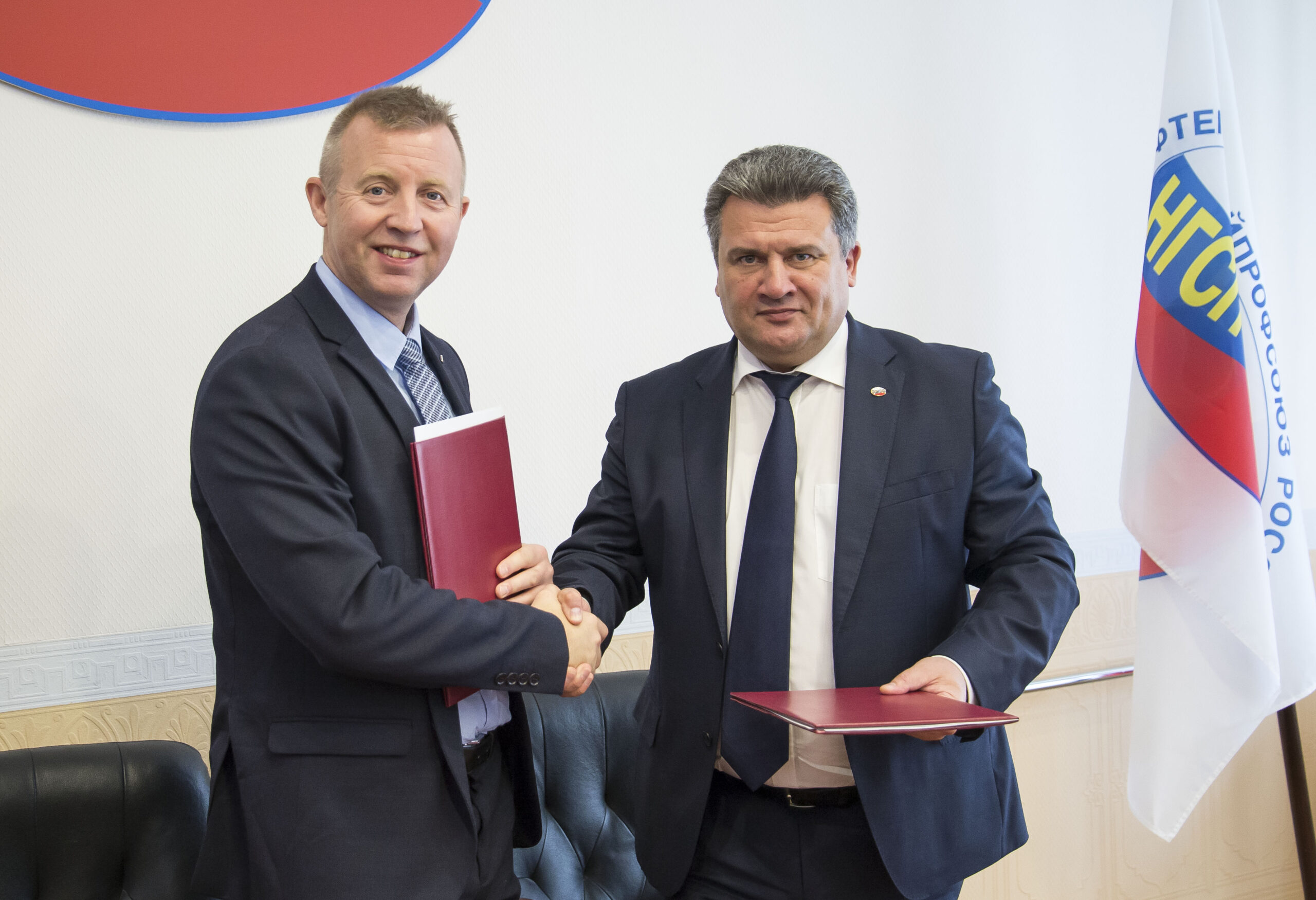 Frode Alfheim (tv) og Alexander Korchagin signerte ny samarbeidsavtale mellom Industri Energi og russiske Rogwu. Foto: Atle Espen Helgesen