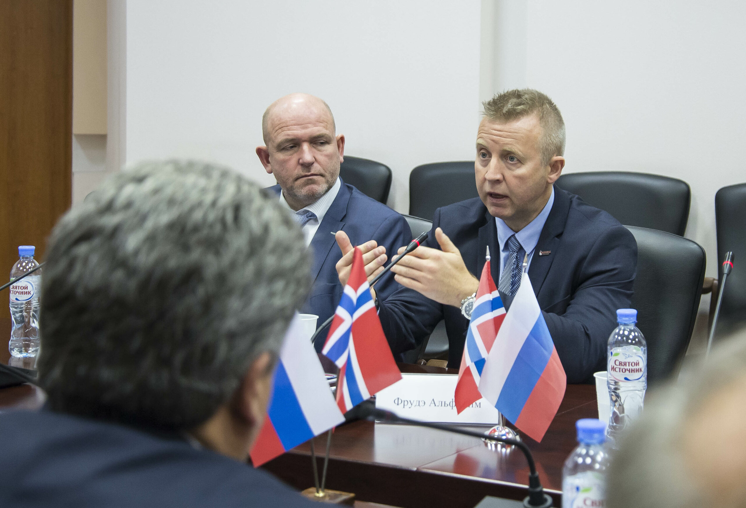 Knut Nesland og Frode Alfheim (th) i diskusjon med representanter fra det russiske energidepartementet. Foto: Atle Espen Helgesen