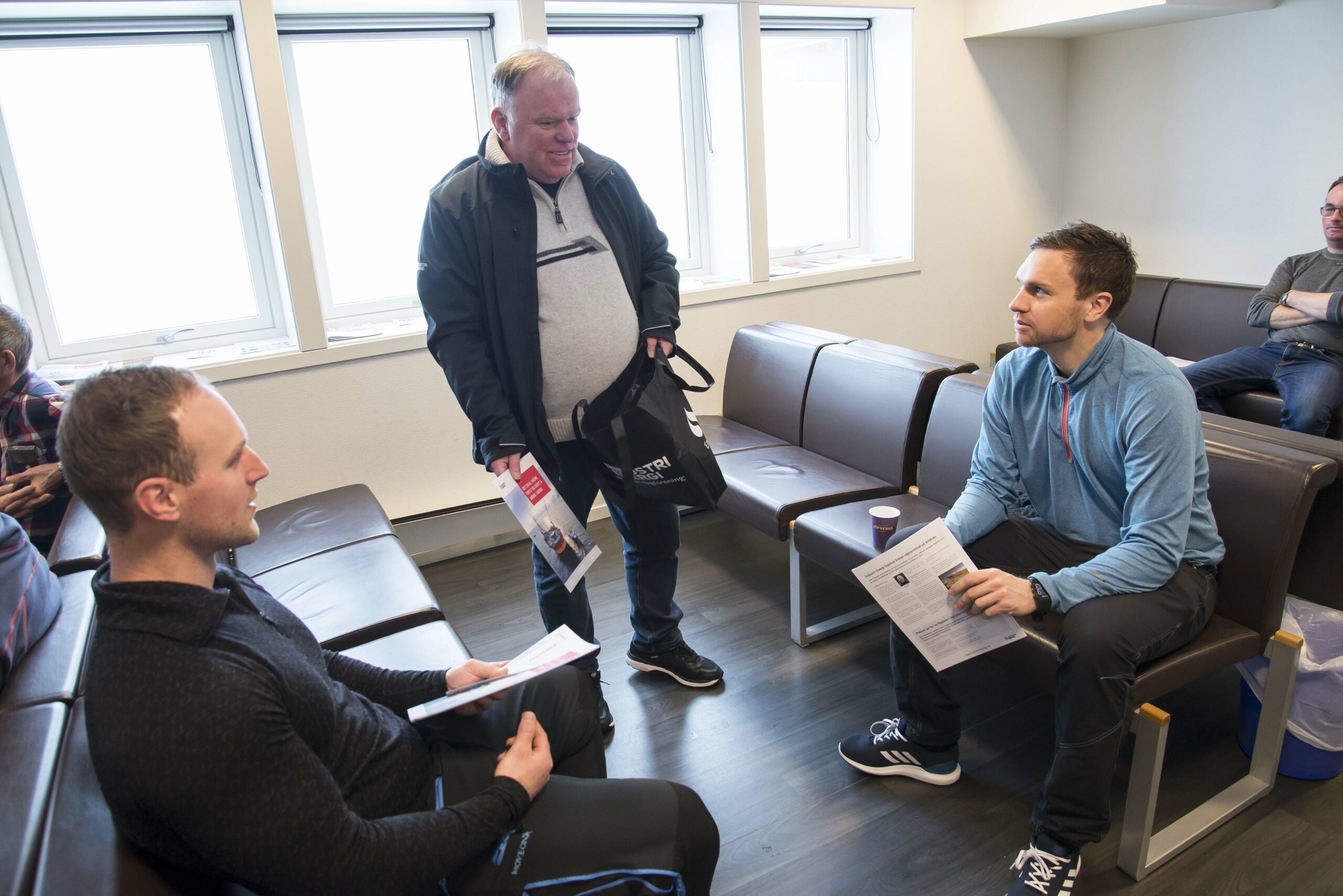 Jarle Vines (midten) slår av en prat med offshorearbeiderne Johnny Våge og Rune Kalvø som venter på helikopter til Goliat. Foto: Atle Espen Helgesen