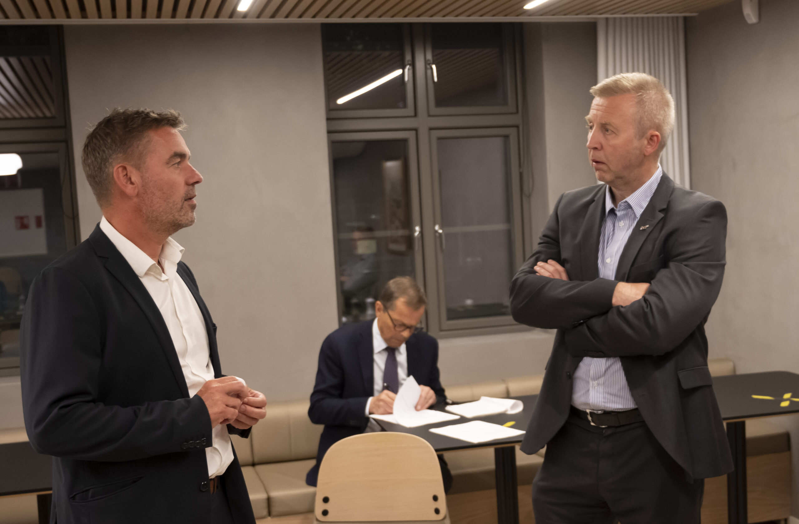 Forhandlingslederne Frode Alfheim (th) og Jakob Korsgaard kom til enighet med hjelp fra mekler Bjørn Lillebergen (i bakgrunnen). Foto: Atle Espen Helgesen
