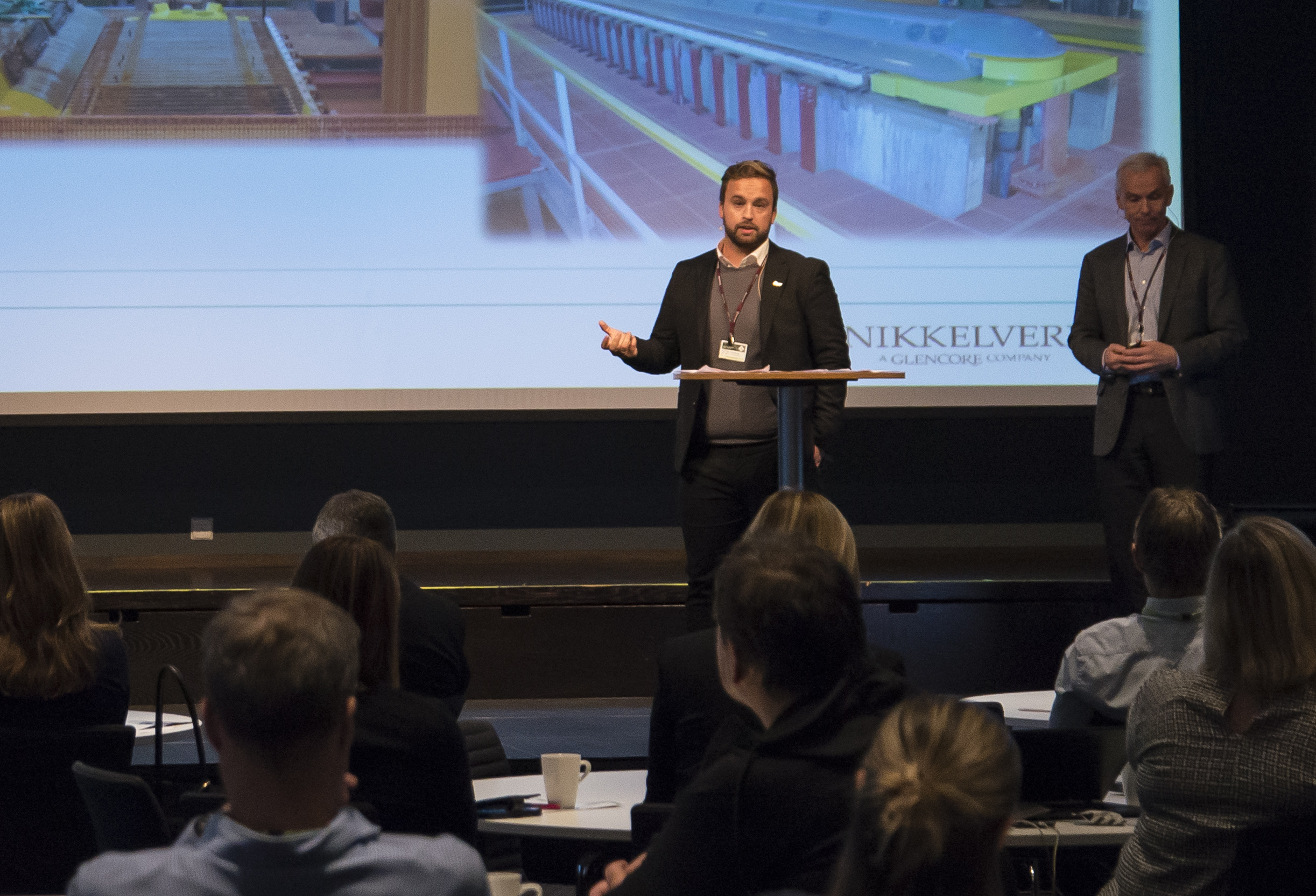 Hovedtillitsvalgt Cay Nordhaug presenterte Glencore sine planer i Bodø sammen med direktør Nils Gjelsten (bak). Foto: Atle Espen Helgesen