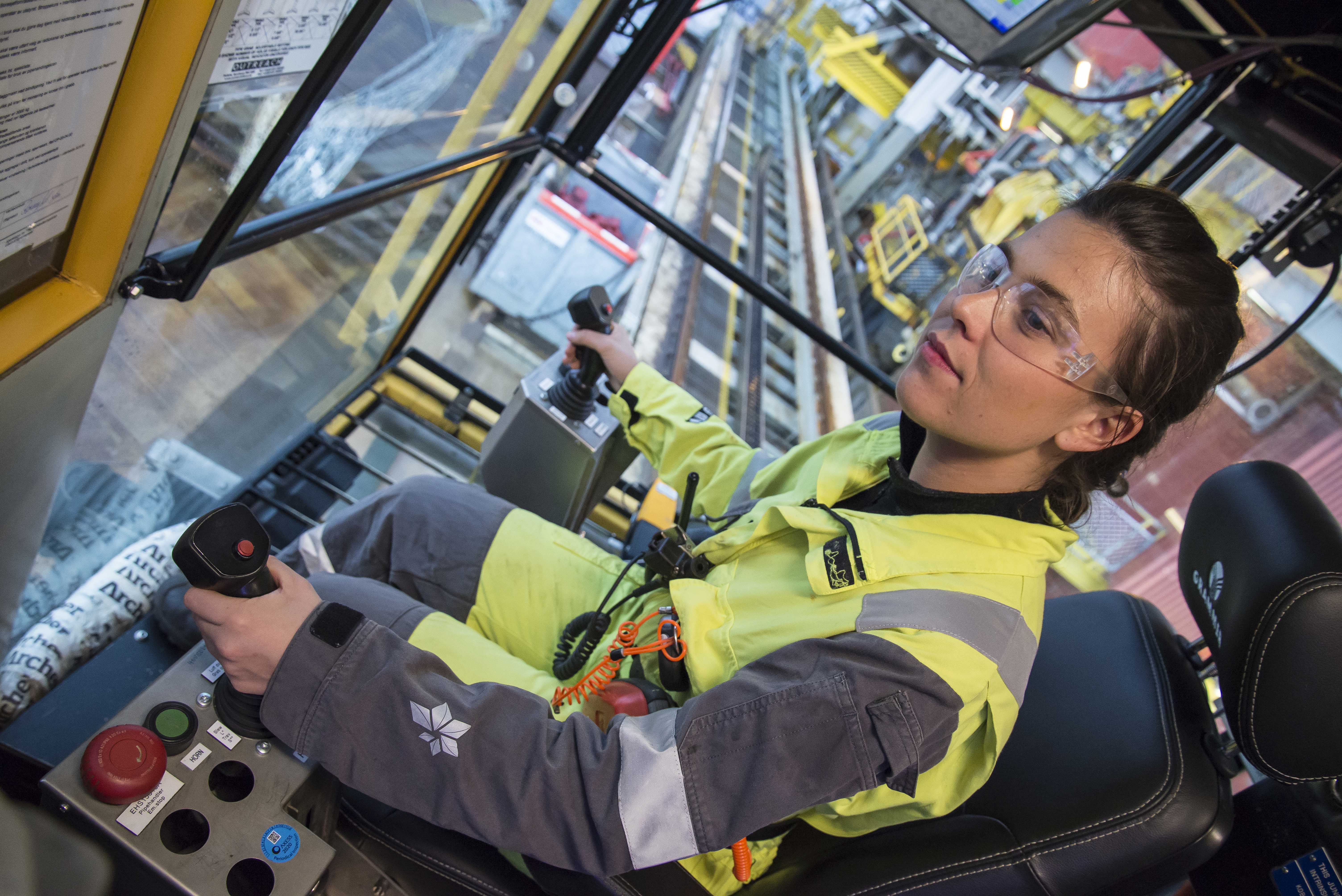Emmy Blix opererer rørhåndteringskranen på Statfjord C med stødig hånd. Foto: Atle Espen Helgesen