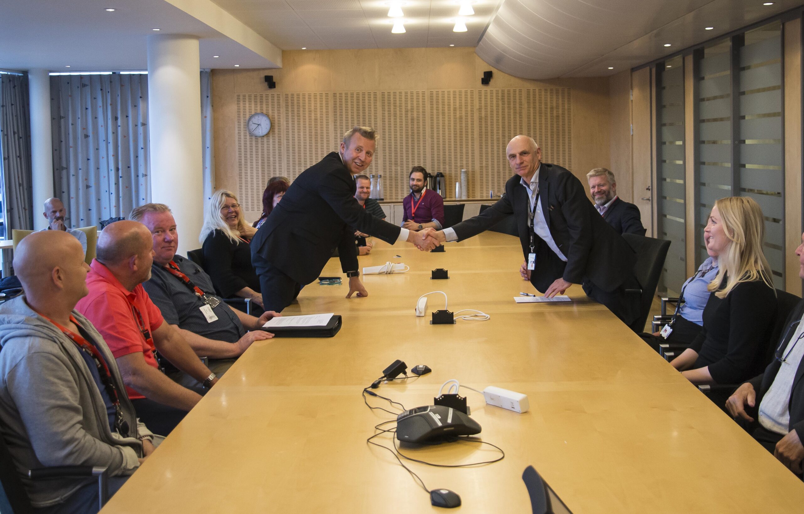 Forhandlingslederne Frode Alfheim i Industri Energi (tv) og Jan Hodneland i Norsk olje og gass kom til enighet i oljeserviceforhandlingene. Foto: Atle Espen Helgesen
