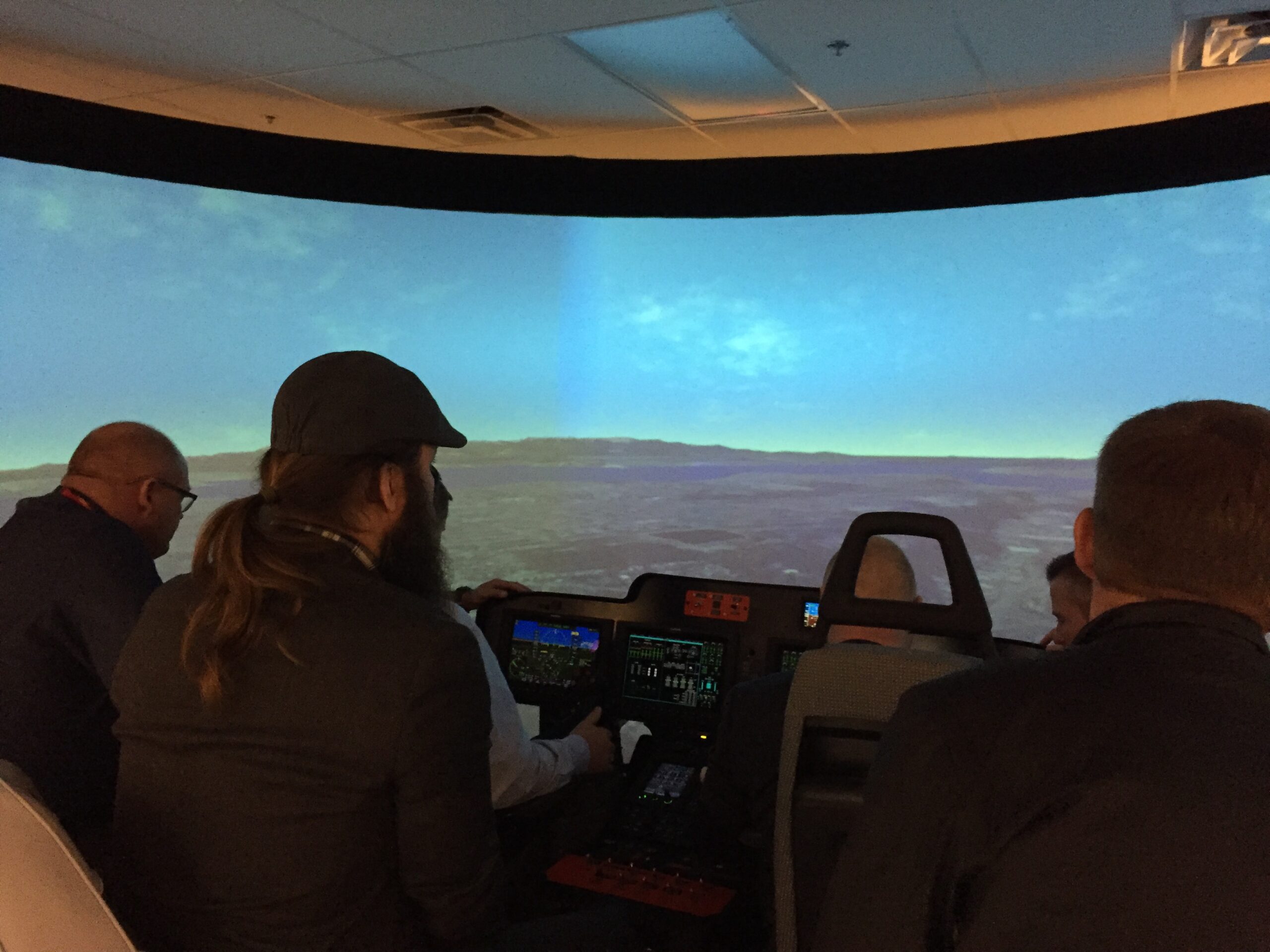 Utvalget fikk testet en såkalt Rasil-simulator som ga inntrykk av hvordan systemene i cockpit fungerer. Foto: Bell Helicopter