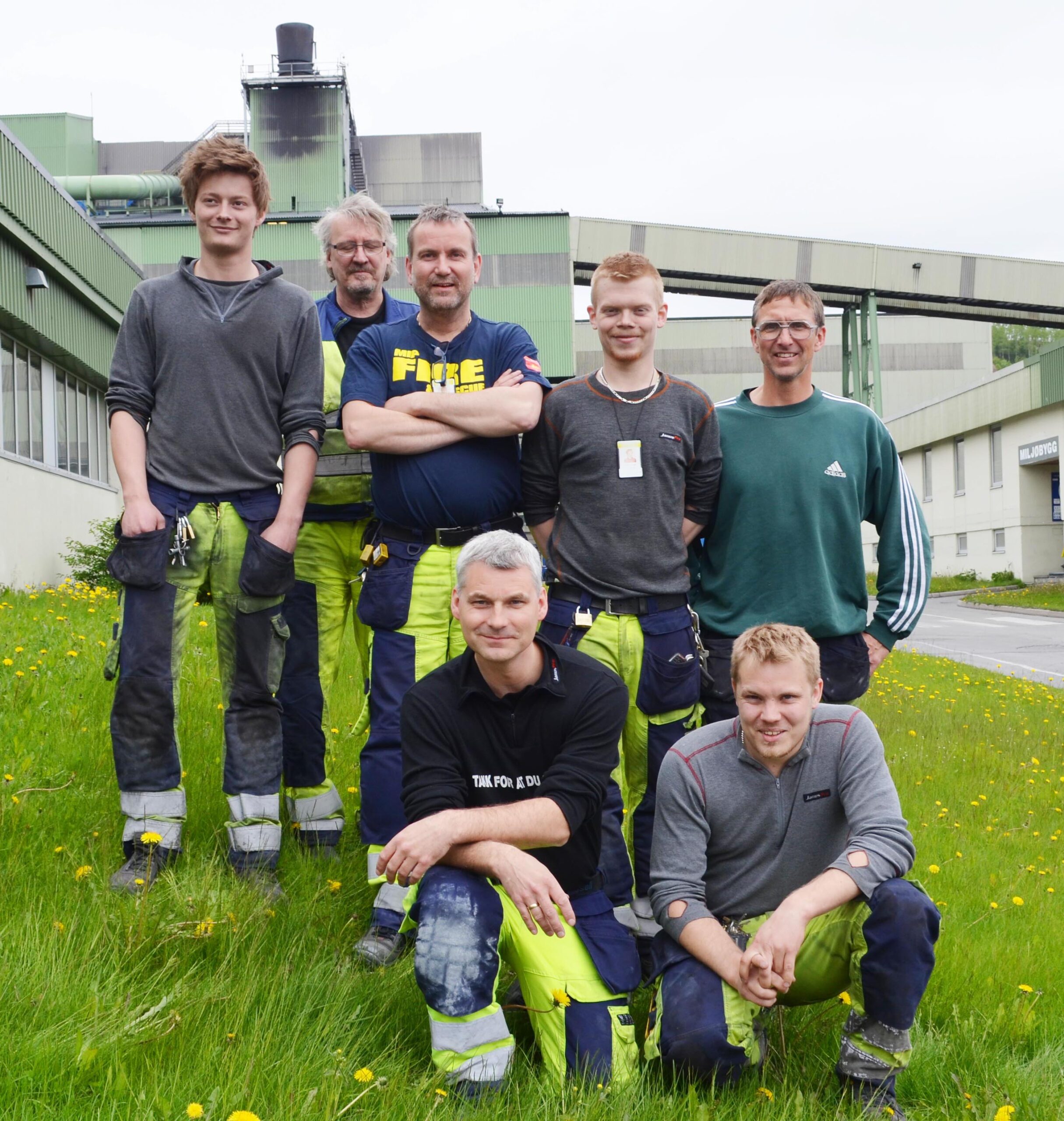 Bak fra venstre: Jan Nordhaug (lærling), Rune Pettersen, Kjell Kristiansen, Martin Hollum, Idar Mohaug. Foran fra venstre: Cato Jensen og Robin Hansen. To ansatte ved avdelingen var ikke til stedet da bildet ble tatt.