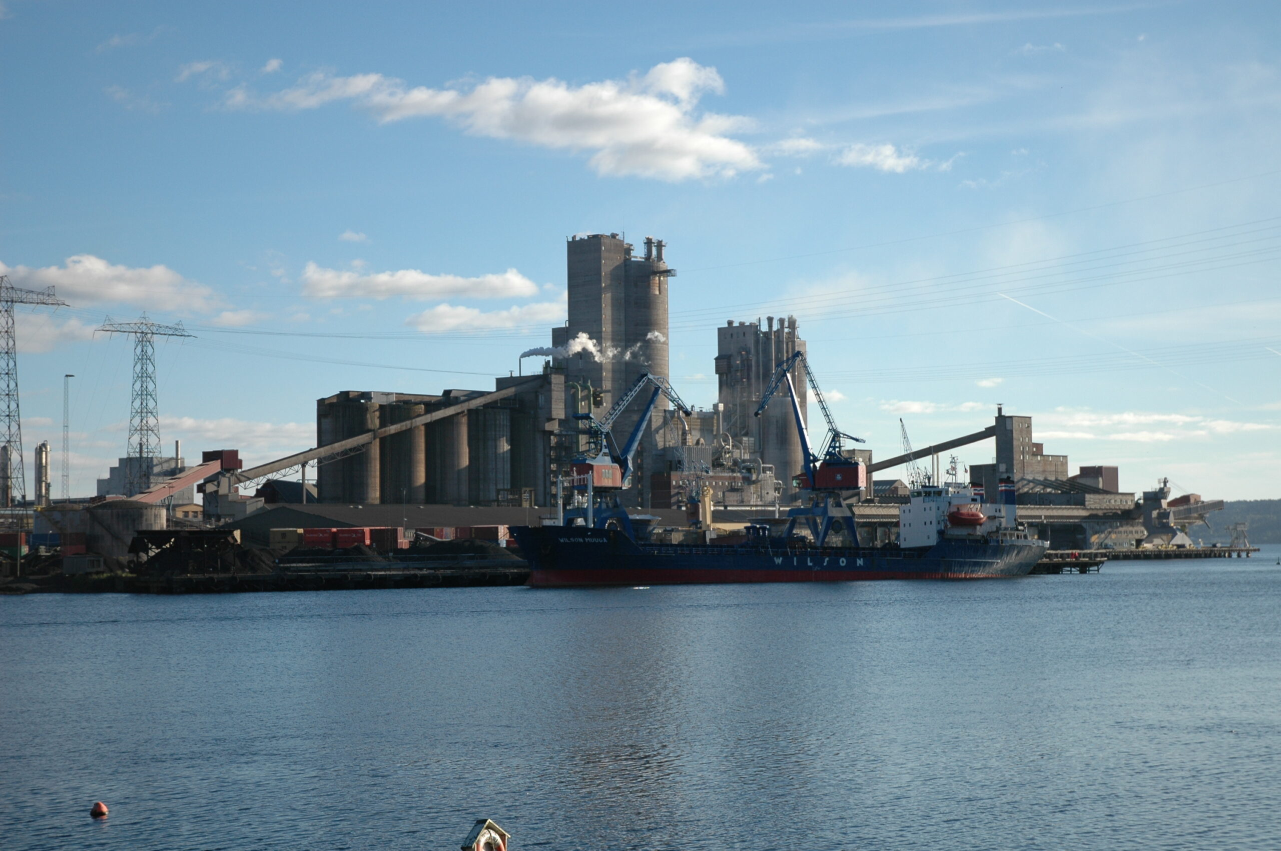 Industrien på Herøya har hyppig skipsanløp. Arkivfoto