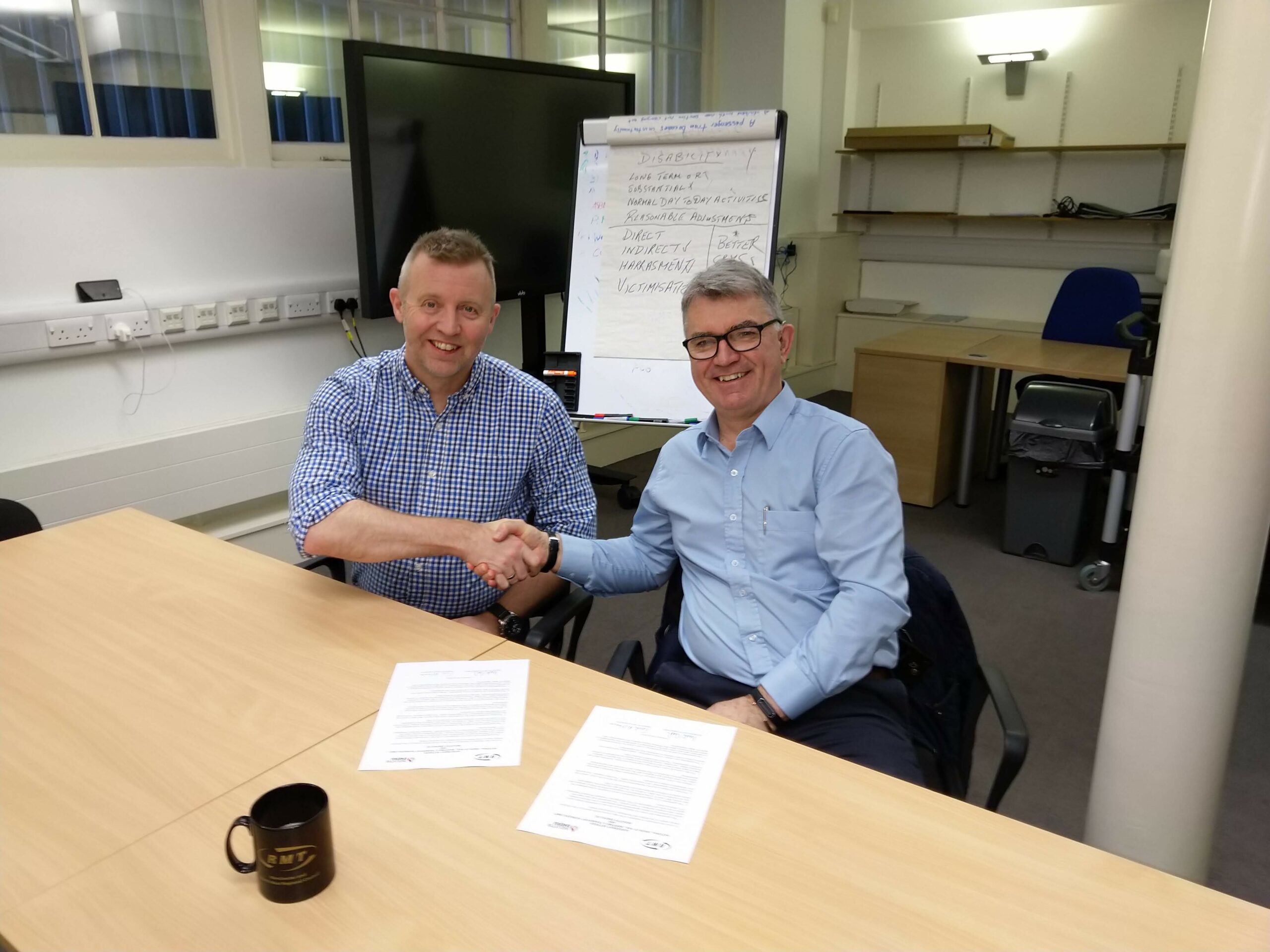 Forbundslederne Frode Alfheim (tv) og Mick Cash signerte ny samarbeidsavtale i Liverpool tidligere denne måneden.