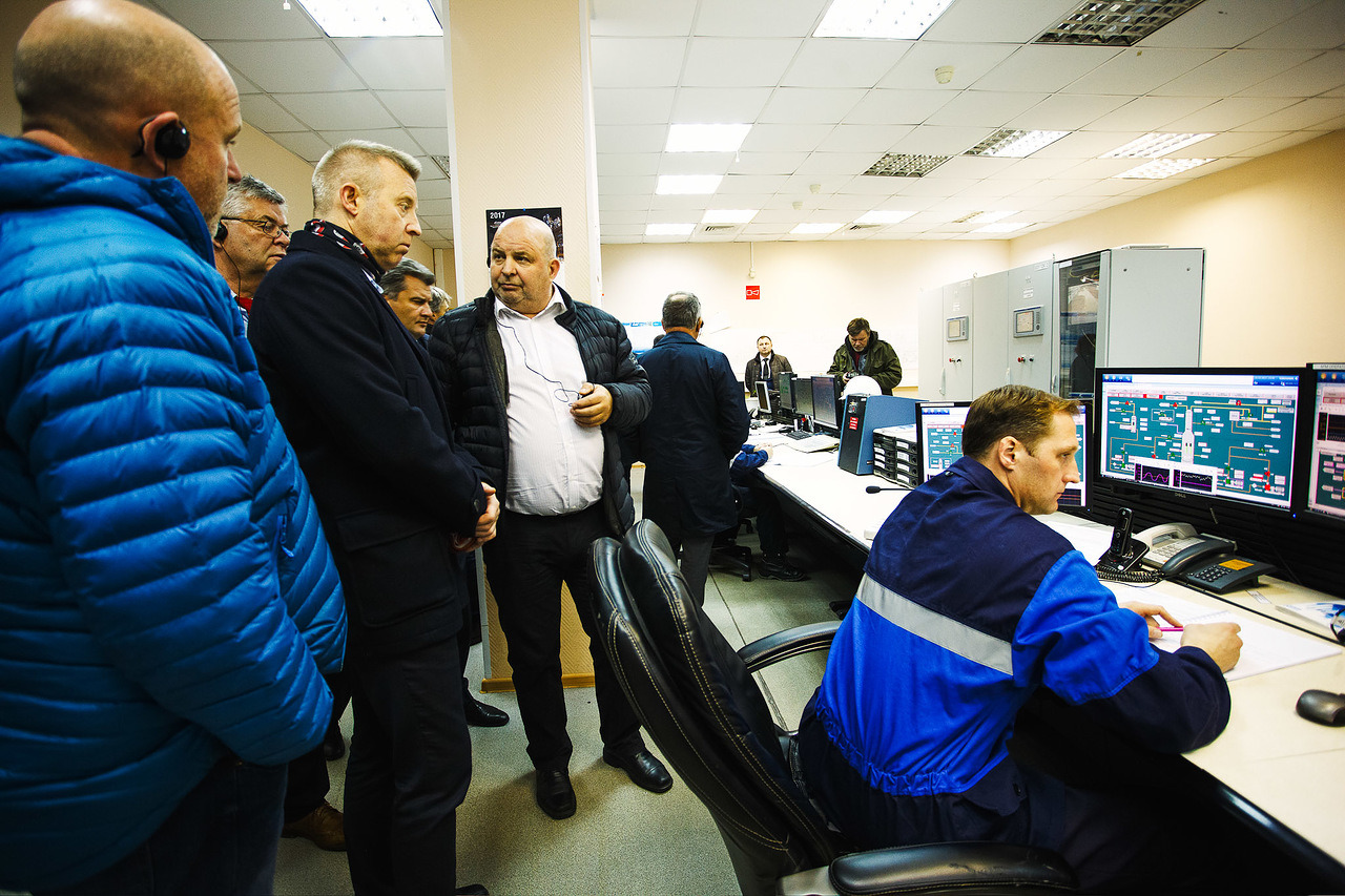 Frode Alfheim og Per Martin Labråthen er imponert over kontrollrommet på Gazproms anlegg utenfor Surgut. Foto: Gazprom