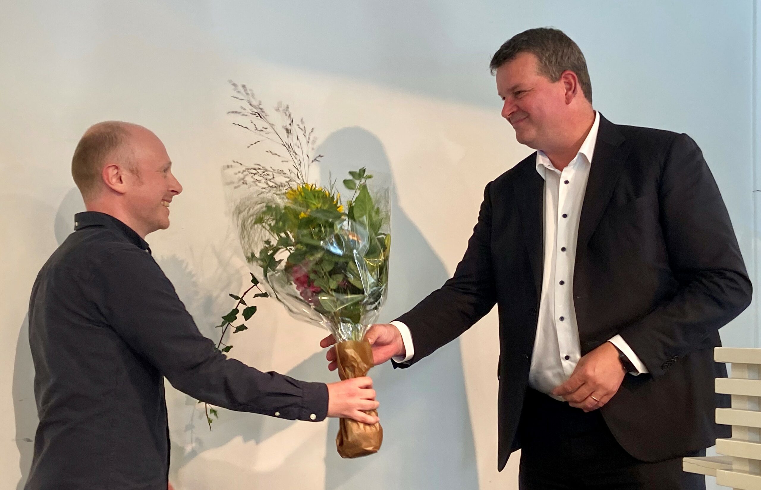 LO-leder Hans Christian Gabrielsen overrakte blomster og gratulasjoner til prisvinner Atle Berge. Foto: Johnny Håvik.