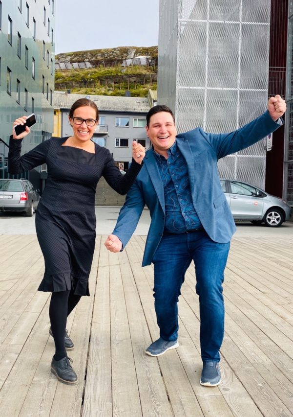 Ordfører Marianne Sivertsen Næss og tillitsvalgt Håvard Pedersen slapp jubelen løs i dag. Foto: Privat