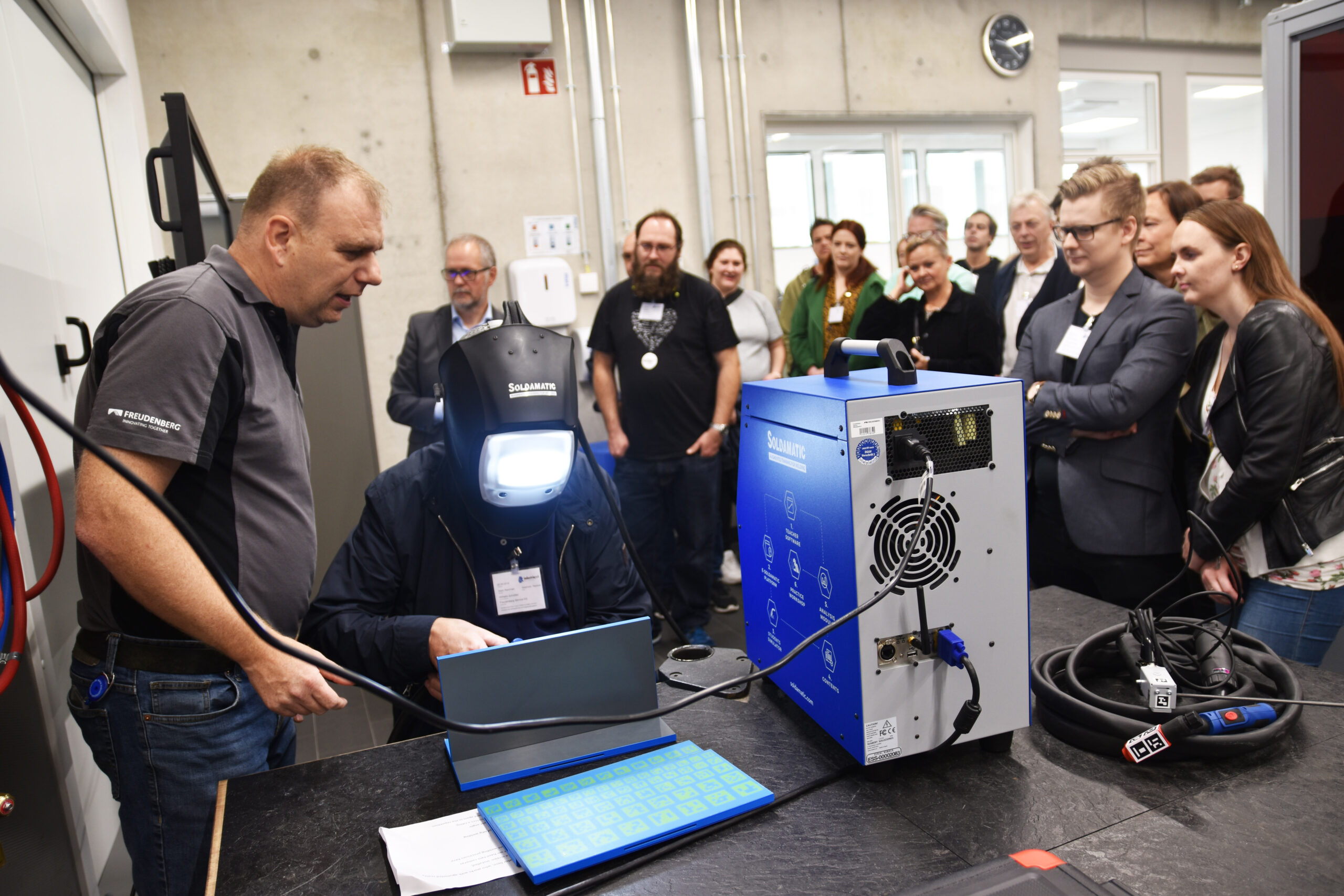 Stein Remmem i kompetanseutvalget til Industri Energi viste fram gamle kunstner på sveisesimulatoren i læresenteret til Freudenberg.