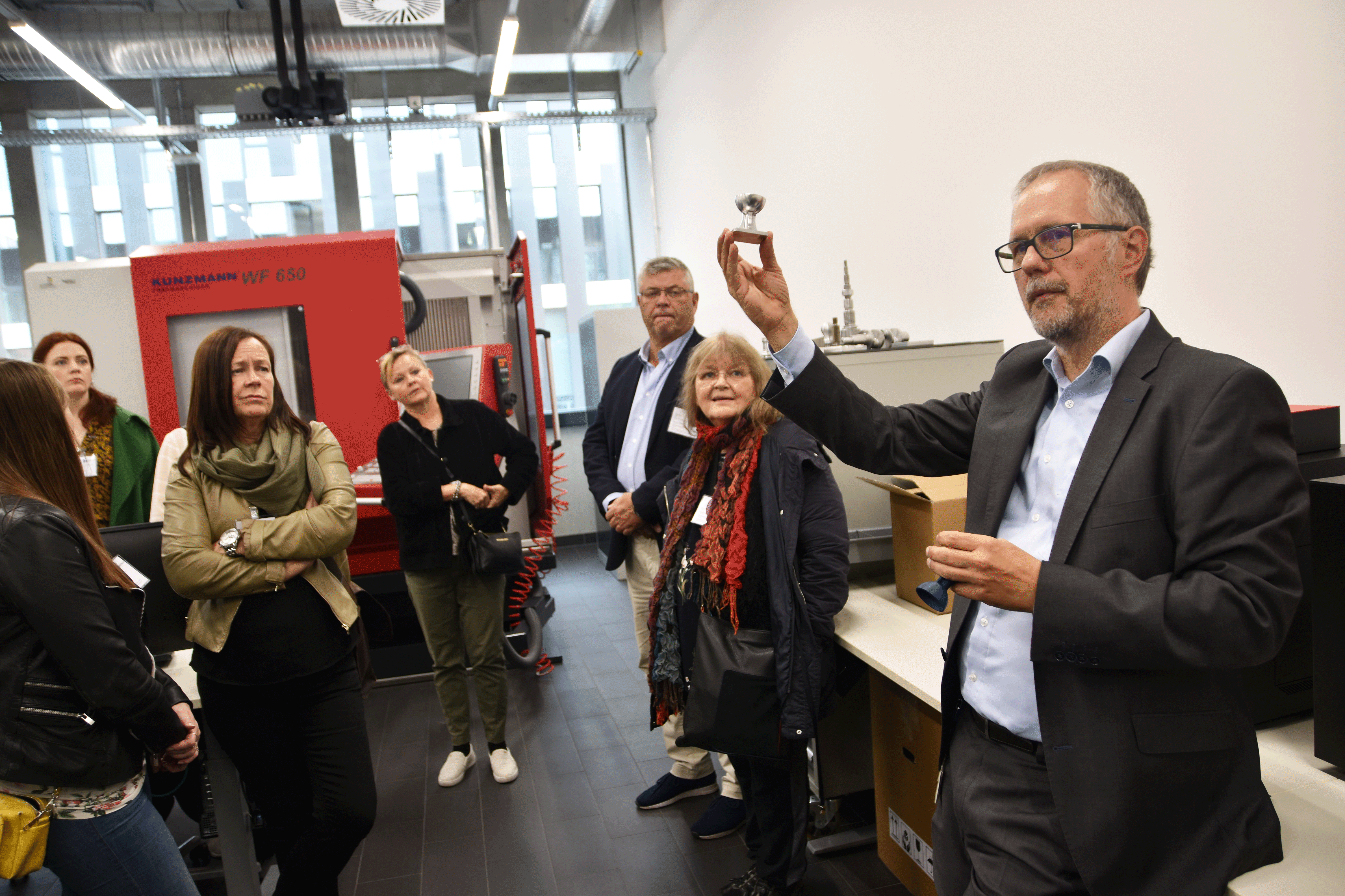 Wilhelm Schüttler, som er ansvarlig for opplæring hos Freudenberg, viste fram 3D-printerne som lærlingene deres øver seg på.