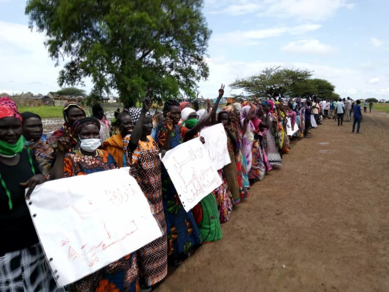 Lokalbefolkningen i Melut i Sør-Sudan demonstrerer for økt lokal verdiskaping av oljevirksomheten i landet. Foto: Norsk Folkehjelp
