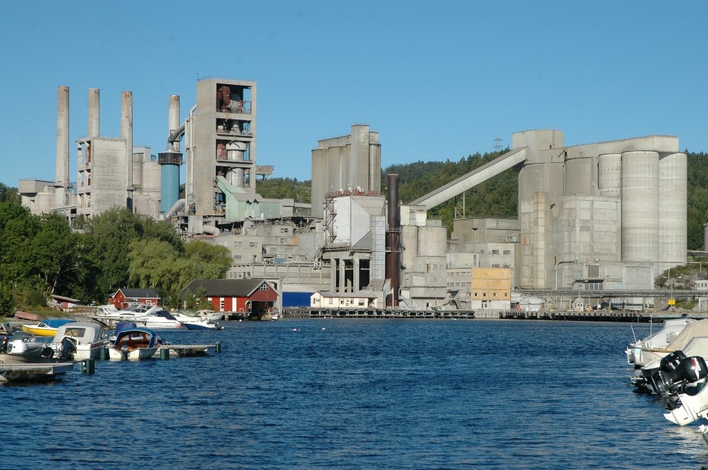 Endelig skal vi komme i gang med fullskalaprosjektet for fangst og lagring av CO₂ ved Norcem i Brevik (bildet). Arkivfoto: commons.wikimedia.org