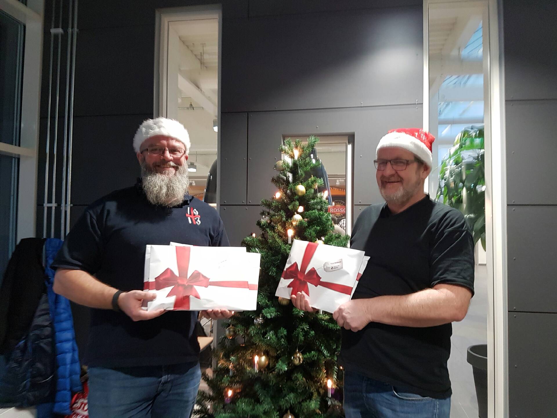 NISSER: Bjørn Erik Poppe Thorsen og Frode Nirisen står klare med julegaver til dem som skal fly fra heliporten på Sola denne uken.