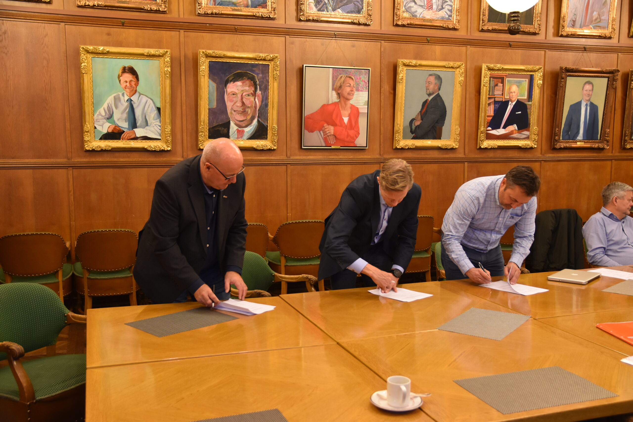 Asle Reime (Industri Energi), Pål Tangen (Norges Rederiforbund) og Stig Rune Refvik(SAFE) signerer protokollen. Foto: Jan Godfrey