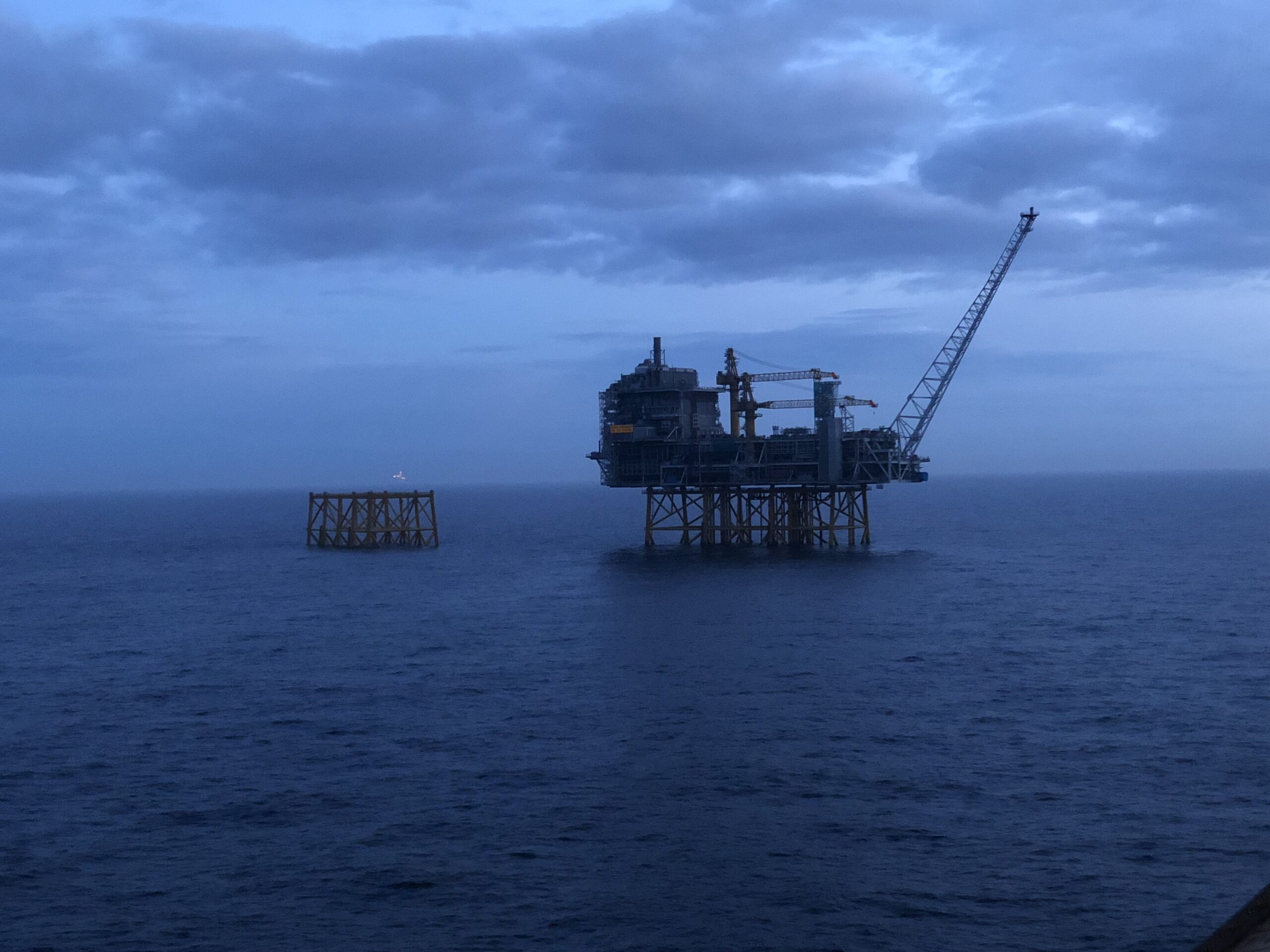 I grålysningen i morges kunne de første offshorearbeiderne skimte den første Sverdrup-plattformen ute på feltet. Foto: Alf Henrik Rørbakk.