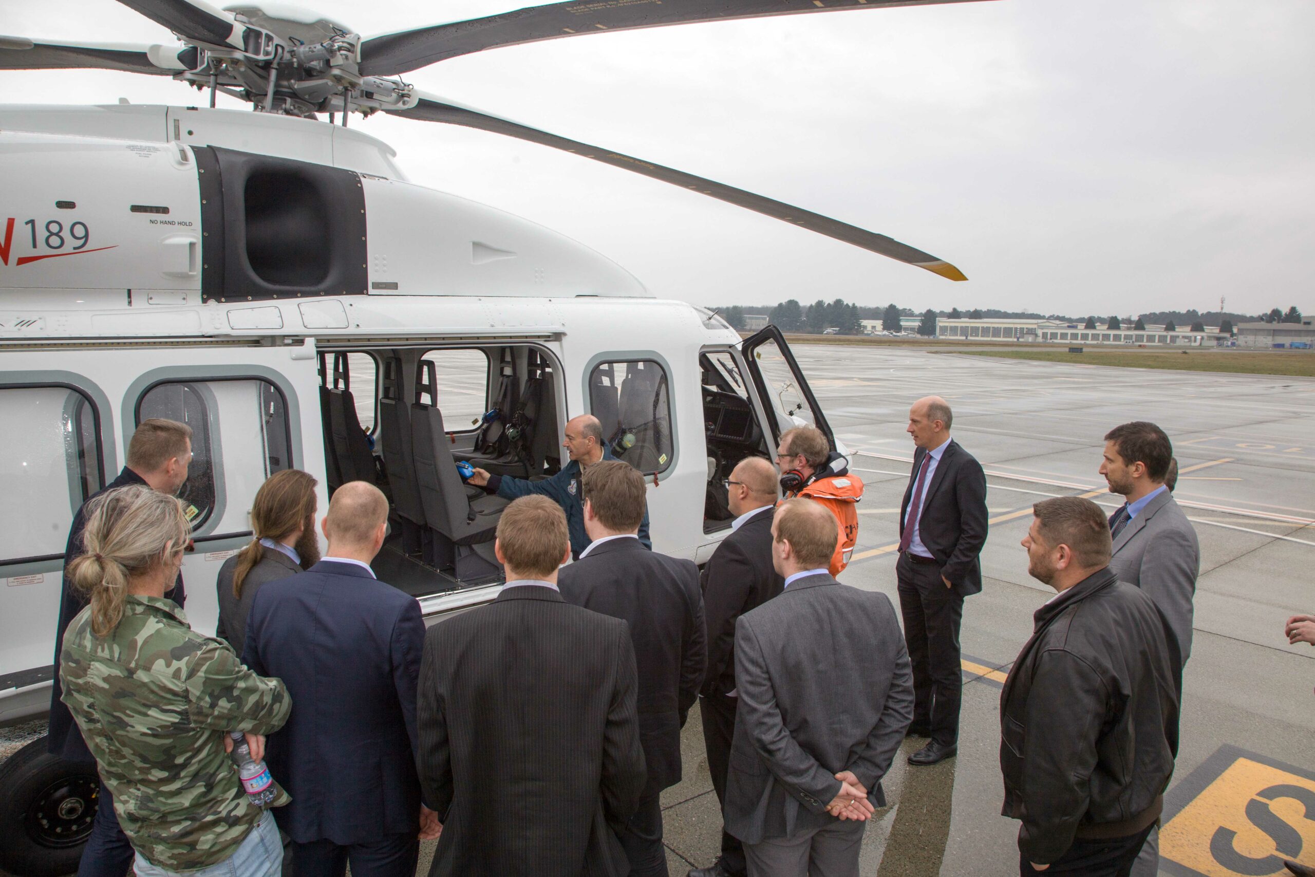 Representanter fra Industri Energi og ledelsen i Vici Helicopter får briefing om AW189-maskinen før avgang.