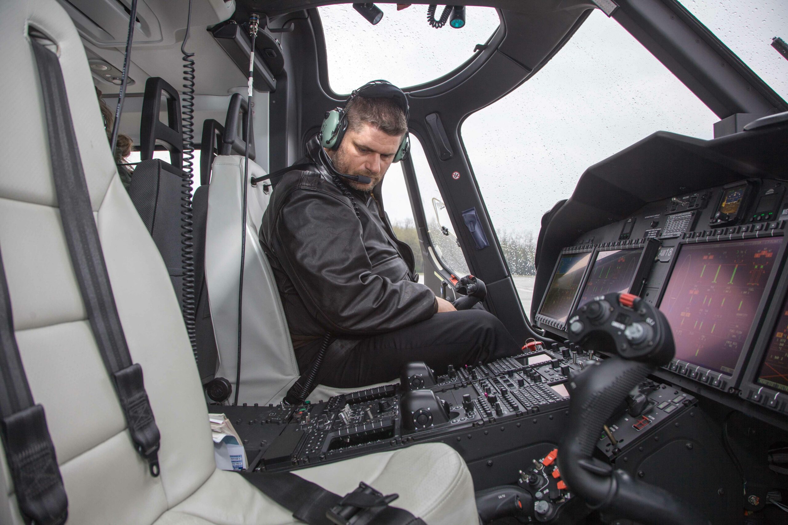 Torstein Sandven tar plass i cockpit på AW189-maskinen.