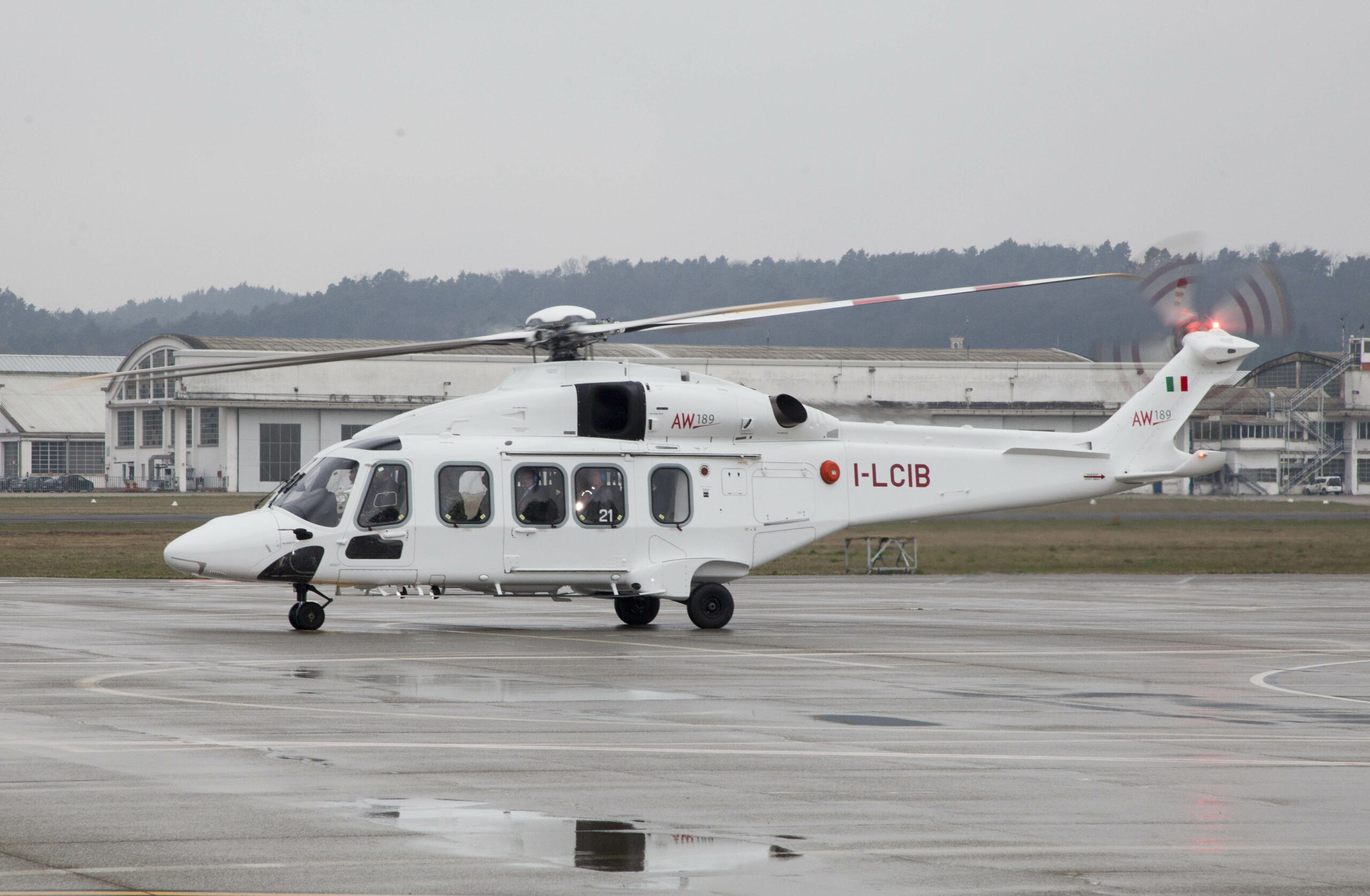 AW189 er et mellomstort helikopter med plass til 16 offshorearbeidere.