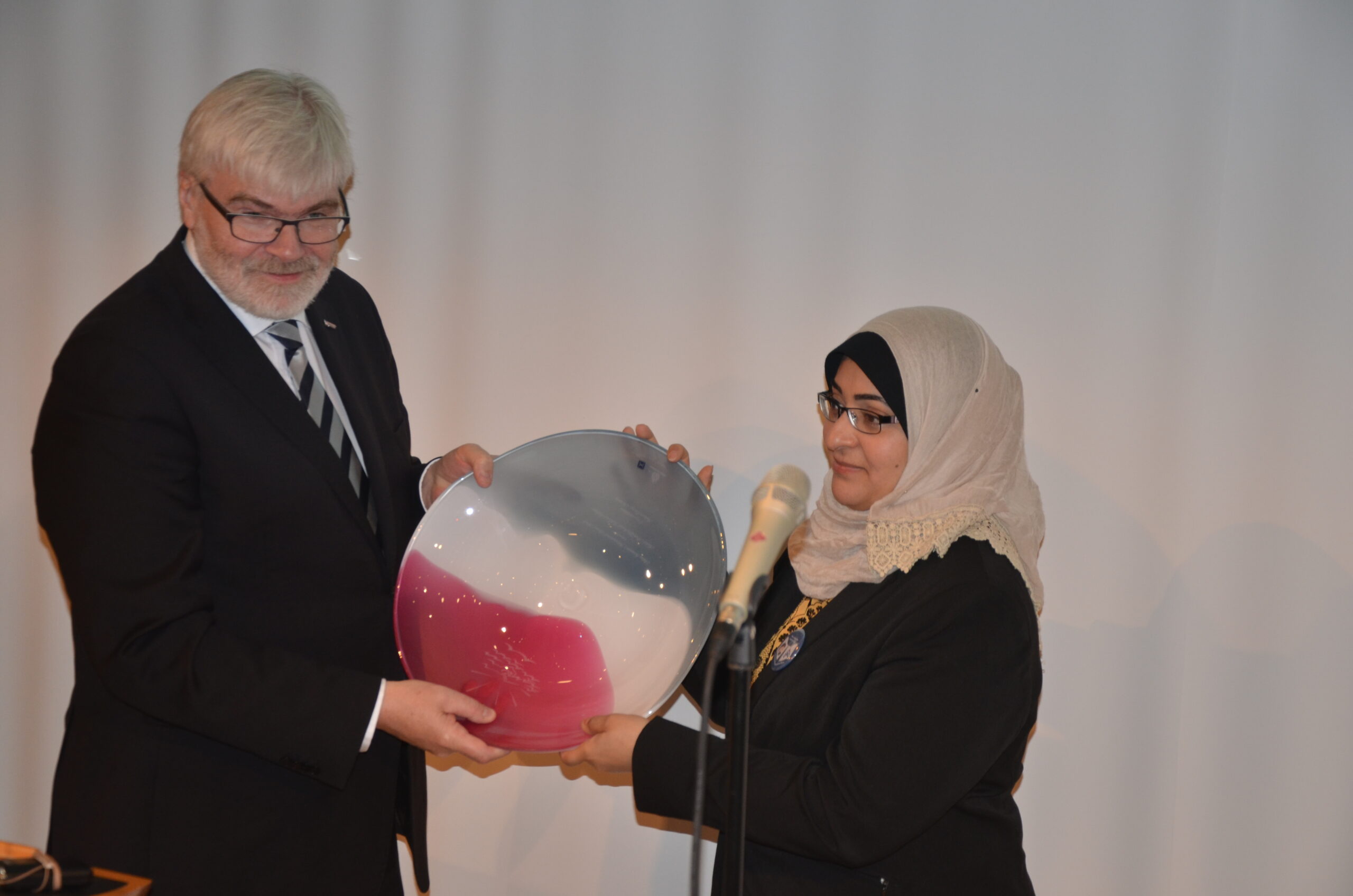 Forbundsleder Leif Sande overrakte prisen til Jailia al-Salman