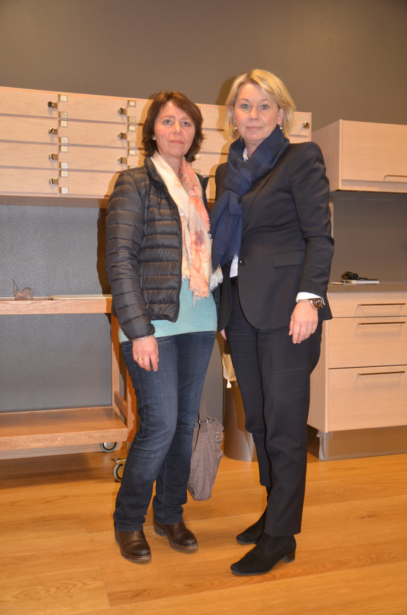 Tillitsvalgt Unni Garberg (venstre) i Ello (Lilleborg) fortalte næringsminister Monica Mæland at Ello er en overskuddsbedrift, og at de ansatte er klare til omstilling og effektivisering for å redde arbeidsplassene i Norge.
