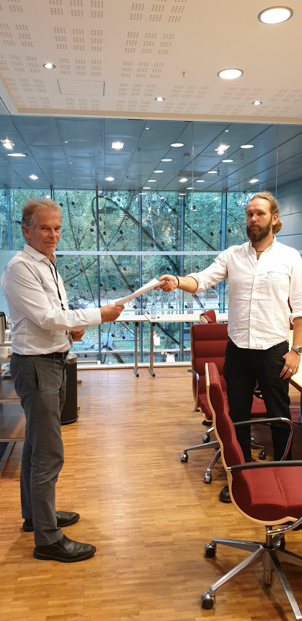 Forhandlingsleder for Industri Energi, Ommund Stokka, og for Sjømat Norge, Rune Dyrvik signere protokollen. Foto: Jan Godfrey